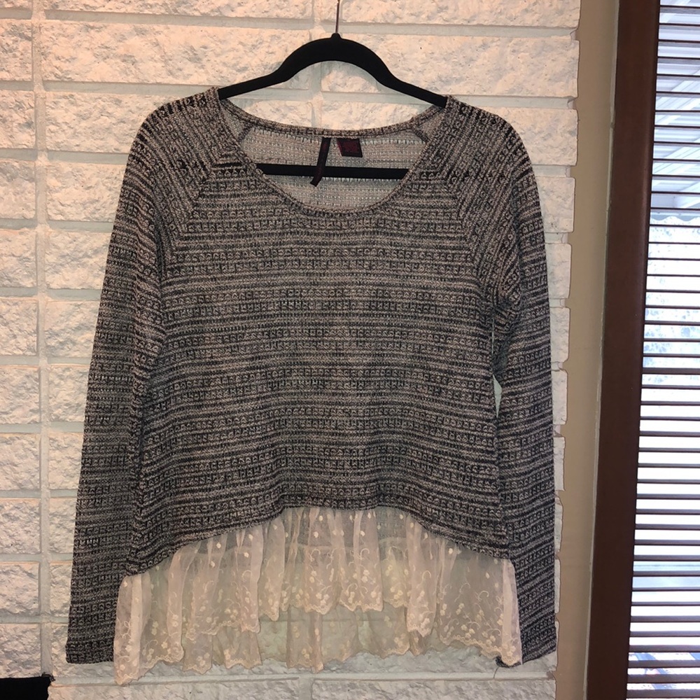 Thin sweater with a lace trim